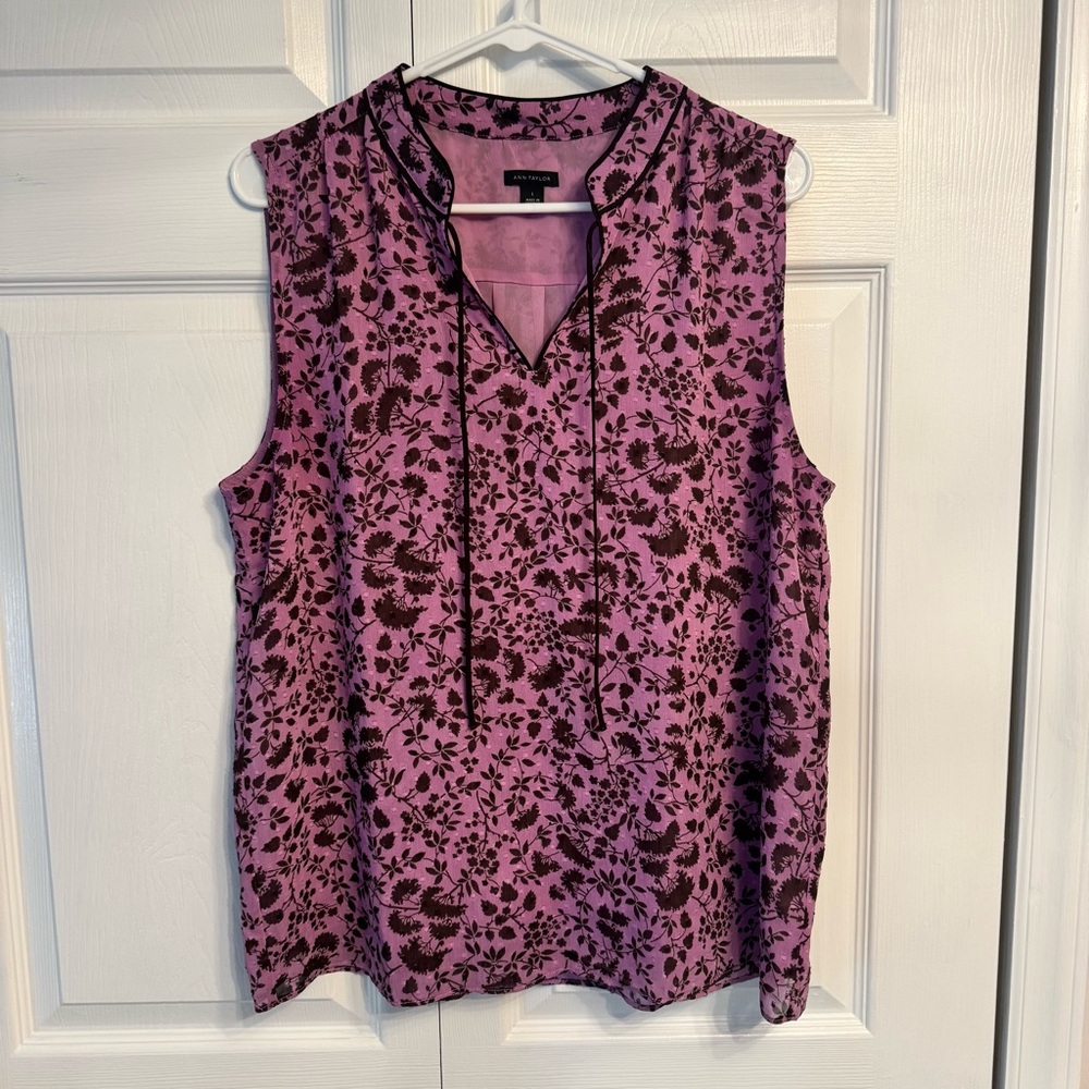 EUC Ann Taylor Sleeveless Floral Clip Dot Shell, Magenta, L